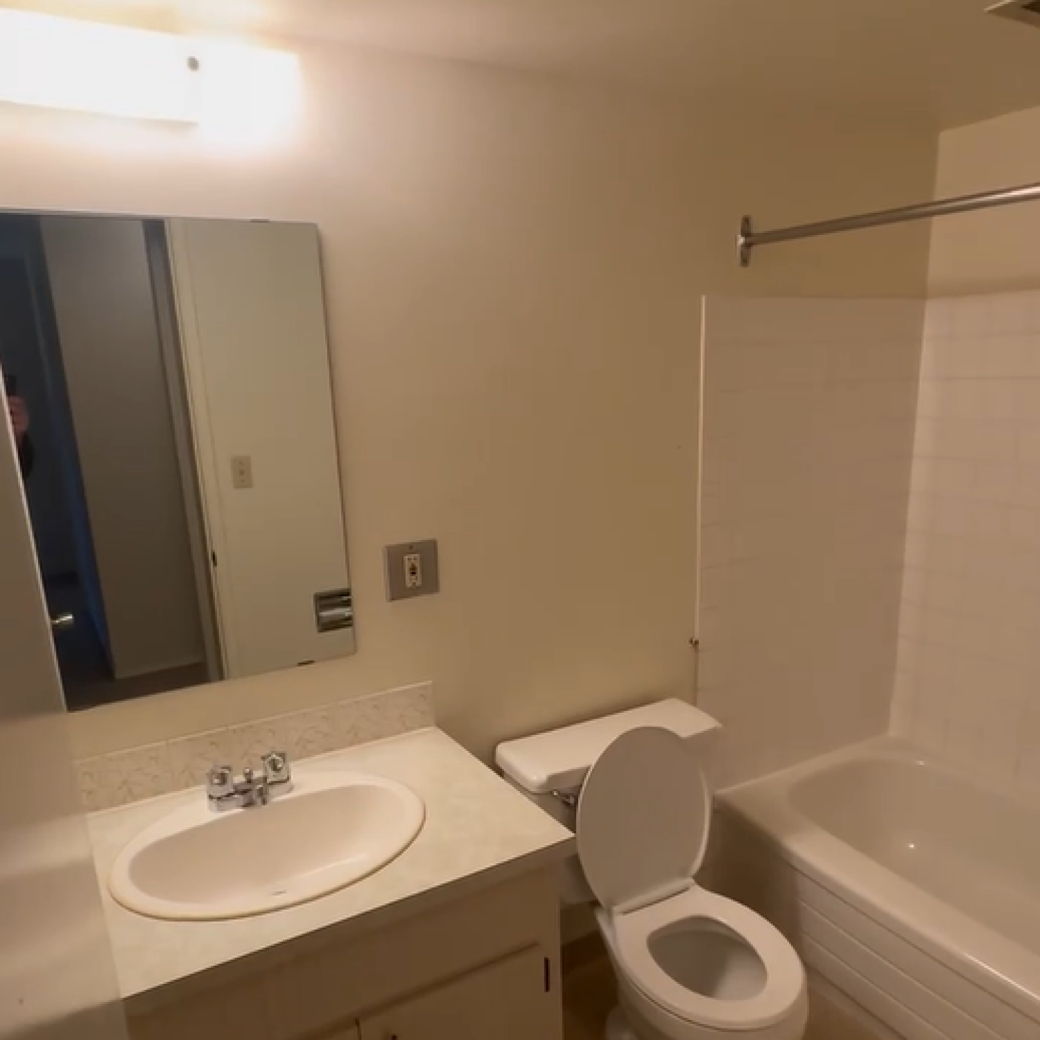 AG-507 216 4 Bathroom